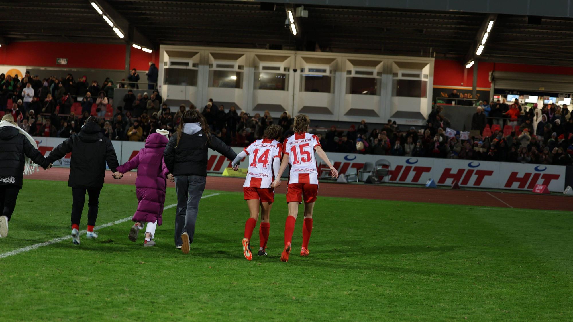 Frauen DFB-Pokal Achtelfinale: Fortuna Köln - SV Werder Bremen Köln, 23.11.2024 Fortuna Köln laufen zur Fantribühne DFB REGULATIONS PROHIBIT ANY USE OF PHOTOGRAPHS AS IMAGE SEQUENCES AND/OR QUASI-VIDEO. *** Womens DFB Cup Round of 16 Fortuna Cologne SV Werder Bremen Cologne, 23 11 2024 Fortuna Cologne run to the fan stand DFB REGULATIONS PROHIBIT ANY USE OF PHOTOGRAPHS AS IMAGE SEQUENCES AND OR QUASI VIDEO Copyright: xBEAUTIFULxSPORTS/Zuevax