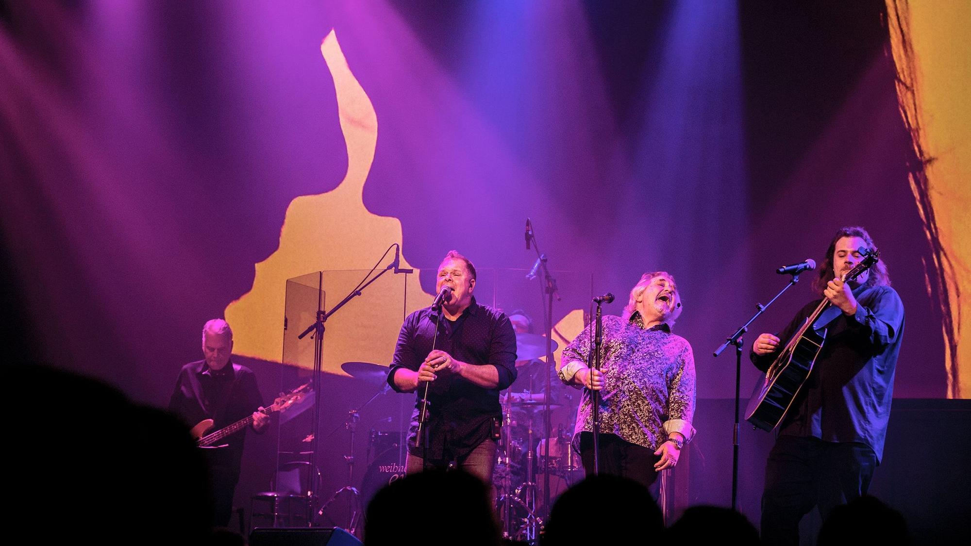 Das Trio Tommy Engel, sein Sohn Ilja Engel und sein Enkel Robin Duns singen gemeinsam ein Lied.