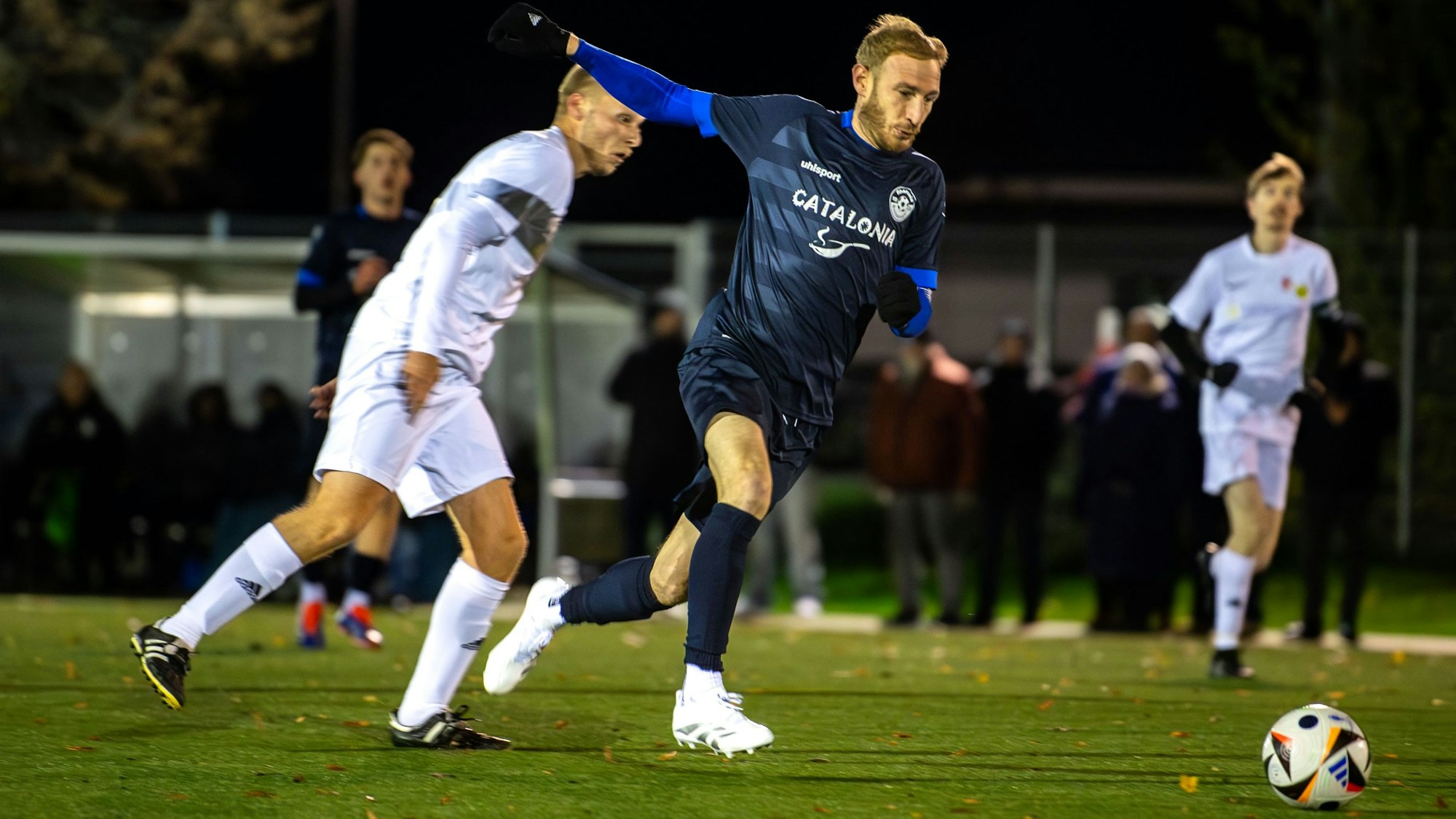 Ex-Fußball-Profi Moritz Hartmann führt mit ausgestrecktem rechten Arm den Ball.