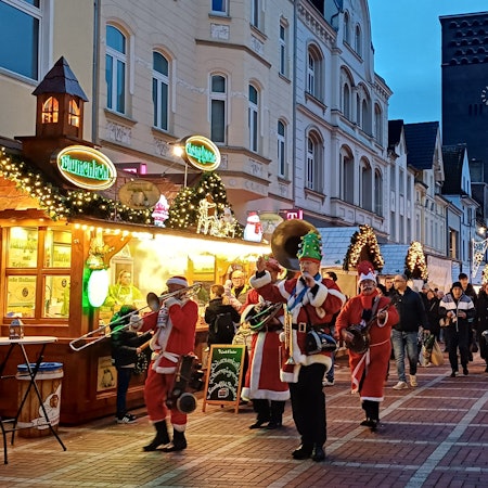 Musiker als Weihnachtsmänner