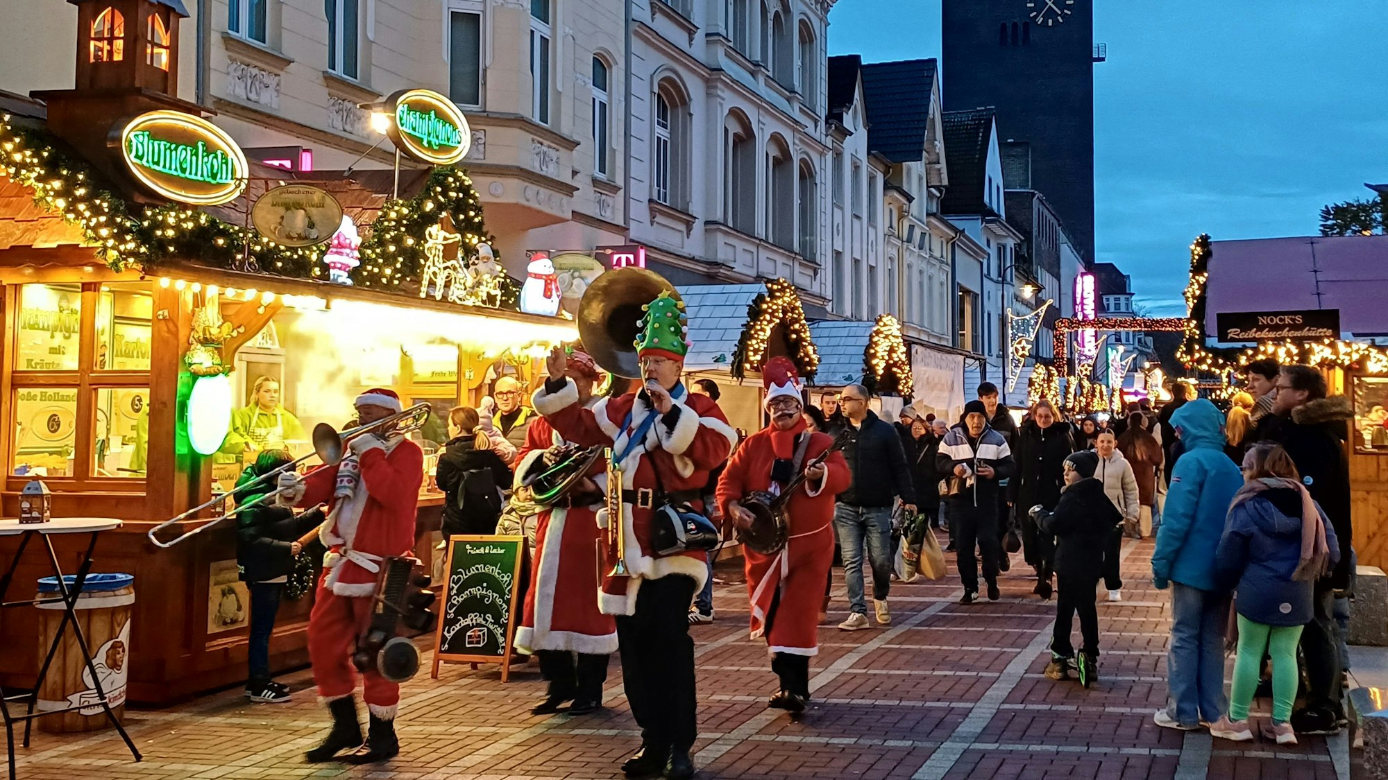 Musiker als Weihnachtsmänner