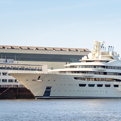 Die Luxusjacht „Dilbar“ liegt an der Lürssen-Werft in Lemwerder gegenüber vom Bremer Stadtteil Vegesack.