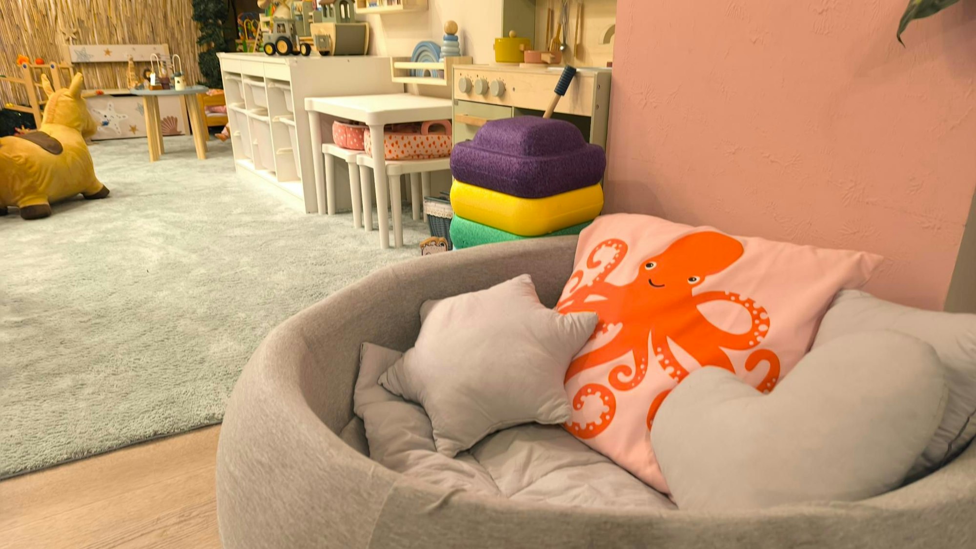 Teile des Spielbereichs im Babybeach Leverkusen sind zu sehen. Im Vordergrund eine Liegefläche für Kinder