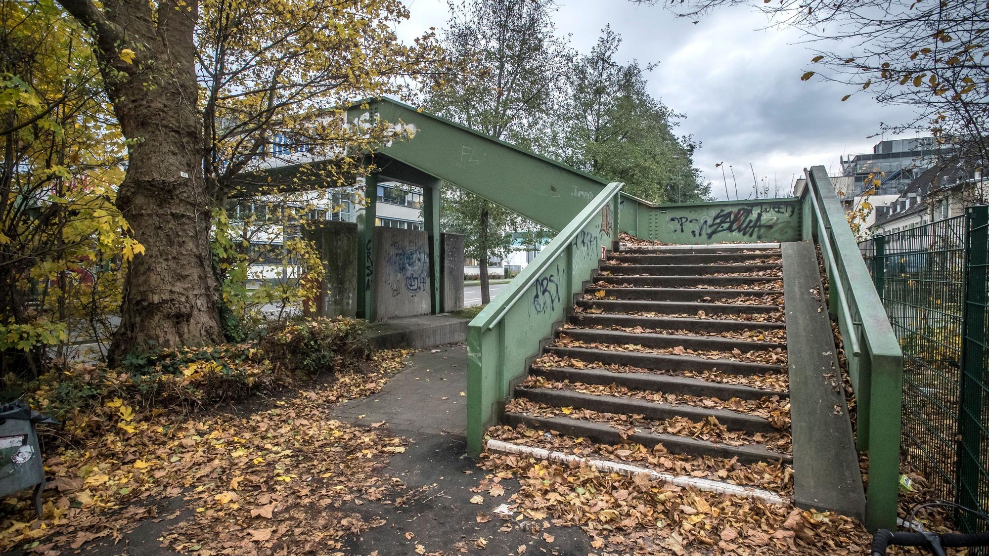 Die Leverkusener Stadtverwaltung will die Fußgängerbrücke aus Stahl hinter der Musikschule über den Europaring abbrechen, weil sie renovierungsbedürftig ist. Foto: Ralf Krieger