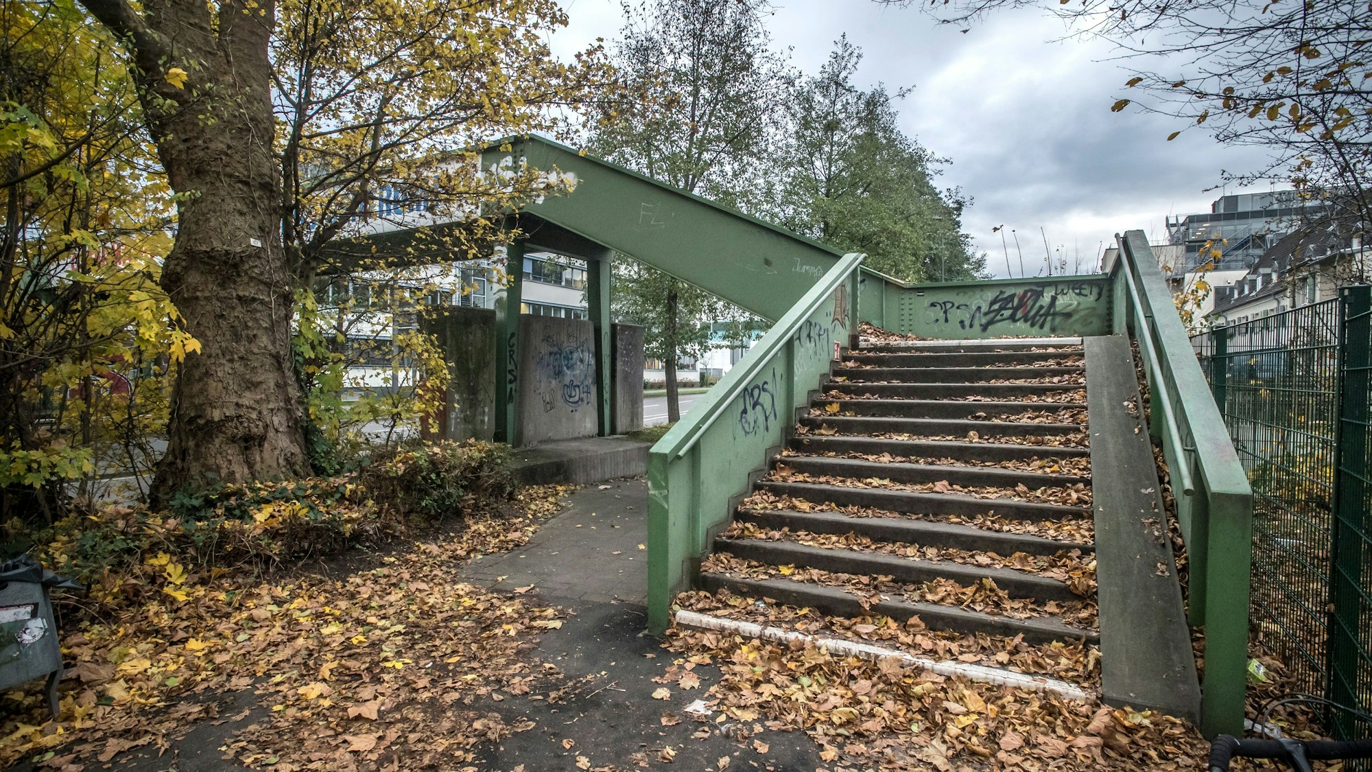 Die Leverkusener Stadtverwaltung will die Fußgängerbrücke aus Stahl hinter der Musikschule über den Europaring abbrechen, weil sie renovierungsbedürftig ist. Foto: Ralf Krieger