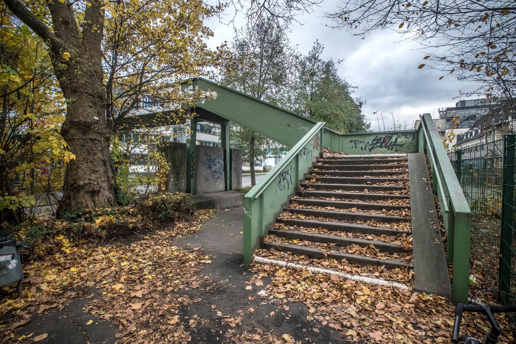 Fußgängerbrücke aus Stahl hinter der Musikschule über den Europaring