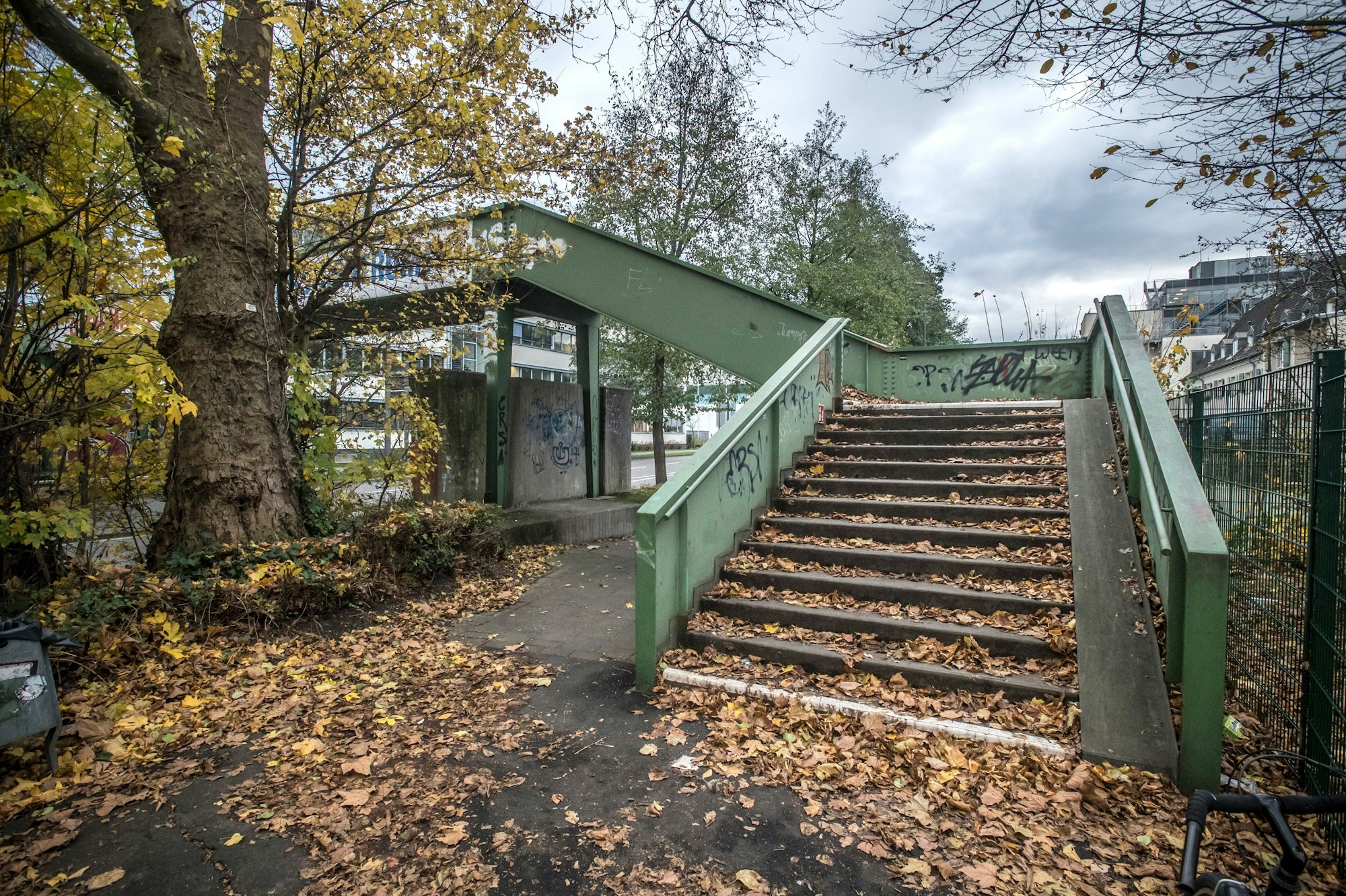 Fußgängerbrücke aus Stahl hinter der Musikschule über den Europaring