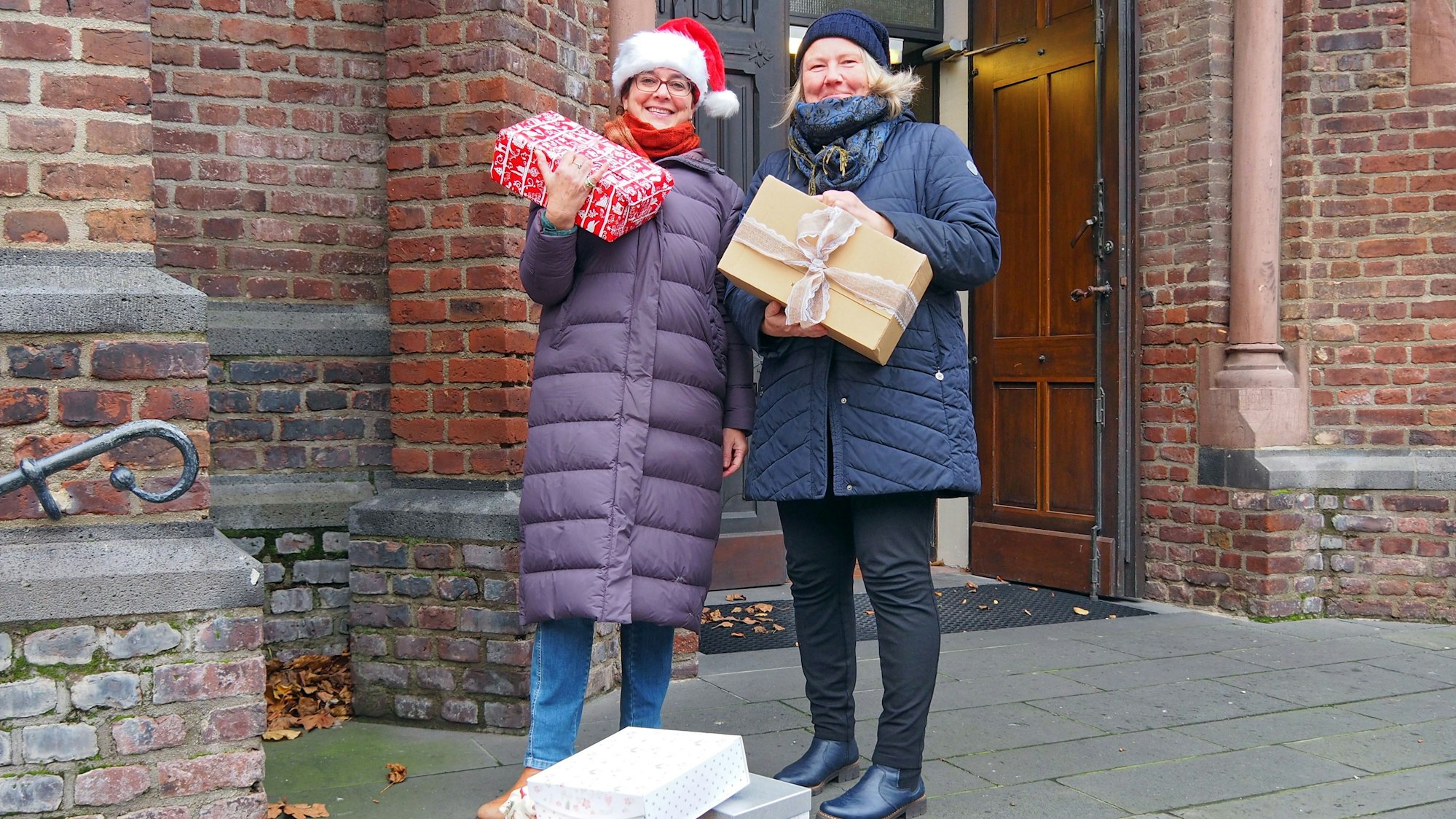 Jasmin Kundan und Melanie Breuer vom Bürgerverein hoffen, dass viele Weihnachtspäckchen auch für die Empfänger der Lebensmittelausgabe abgeben.