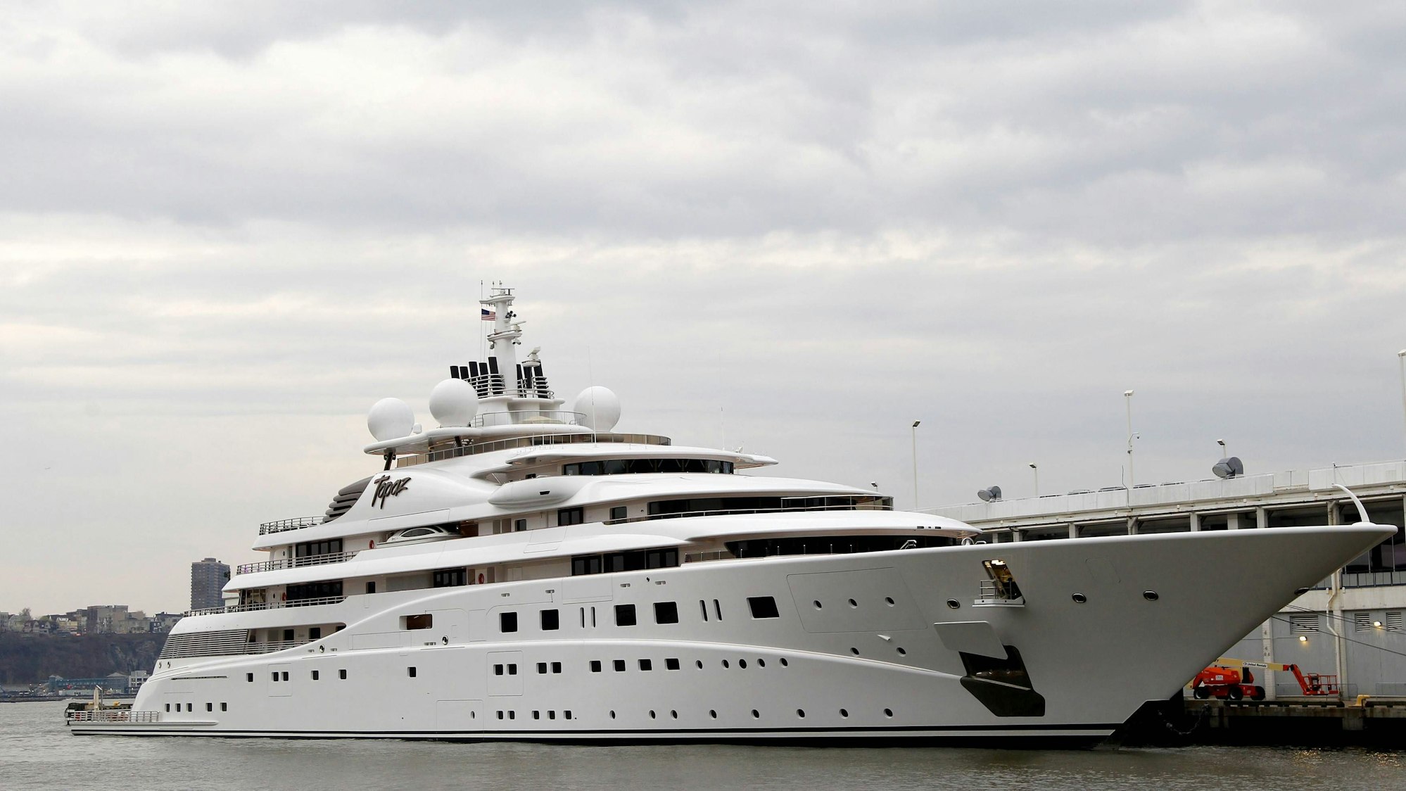 Die Superyacht Topaz liegt im April 2014 im Hudson River an der Westseite von Manhattan in New York City.