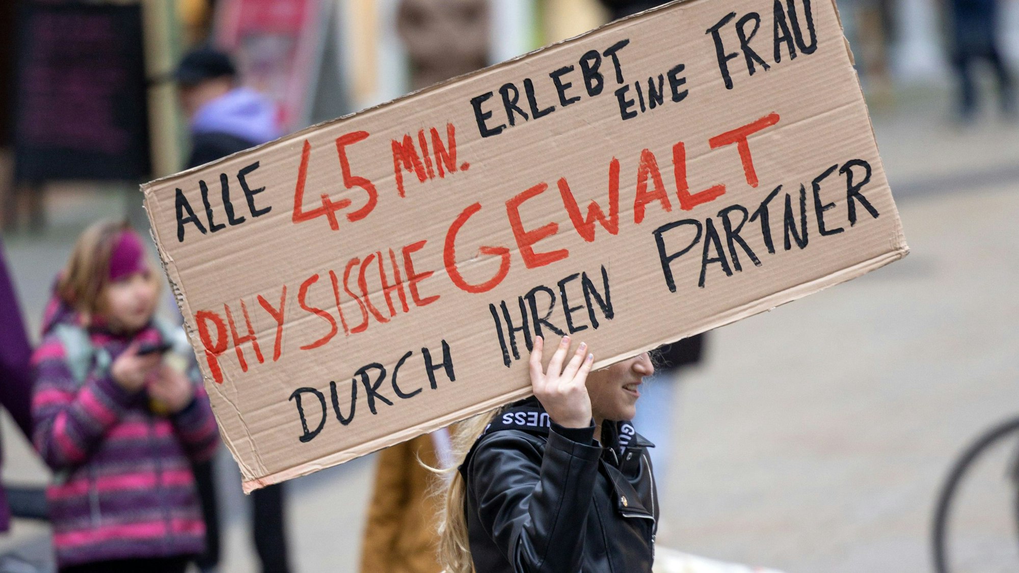 Mit einer Flashmob-Aktion machen Schüler am Internationalen Tag zur Beseitigung von Gewalt gegen Frauen (Orange Day) auf das Thema aufmerksam.