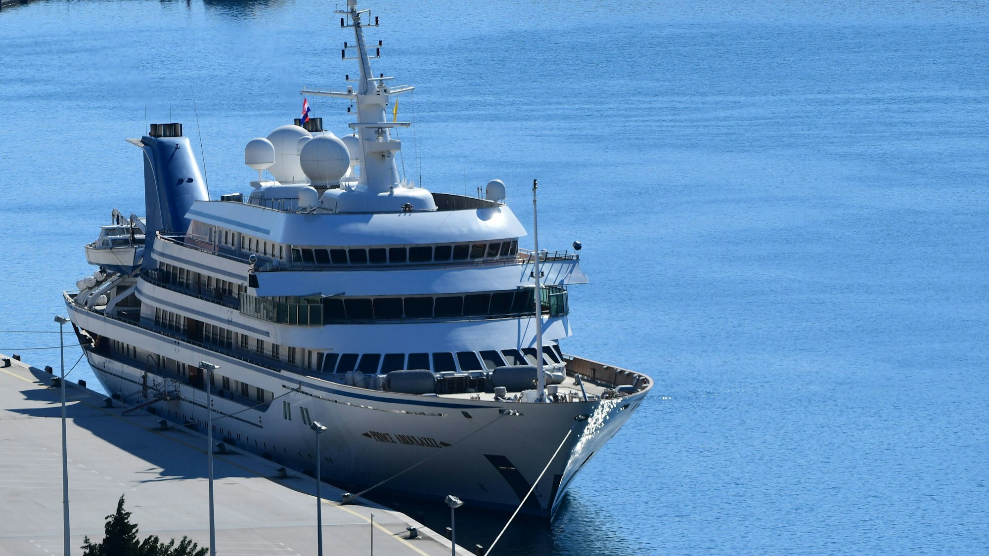 Die Yacht Prince Abdulaziz im Yachthafen von Dubrovnik.