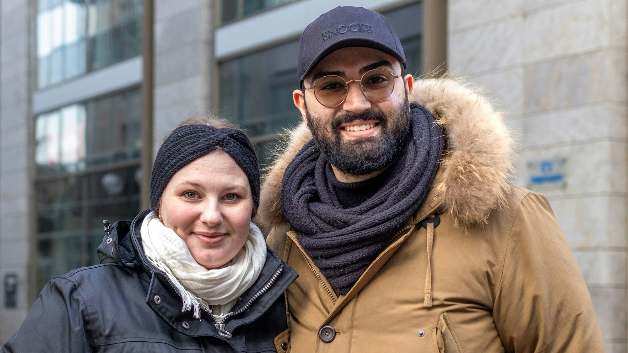 Michelle (27) und Stefan (28) wollen am Black Friday Weihnachtsgeschenke für ihre kleine Tochter kaufen.