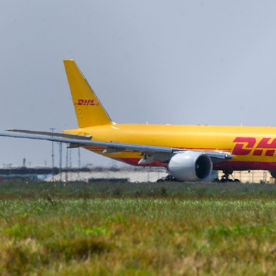 Ein gelbes DHL-Frachtflugzeug (Symbolbild)