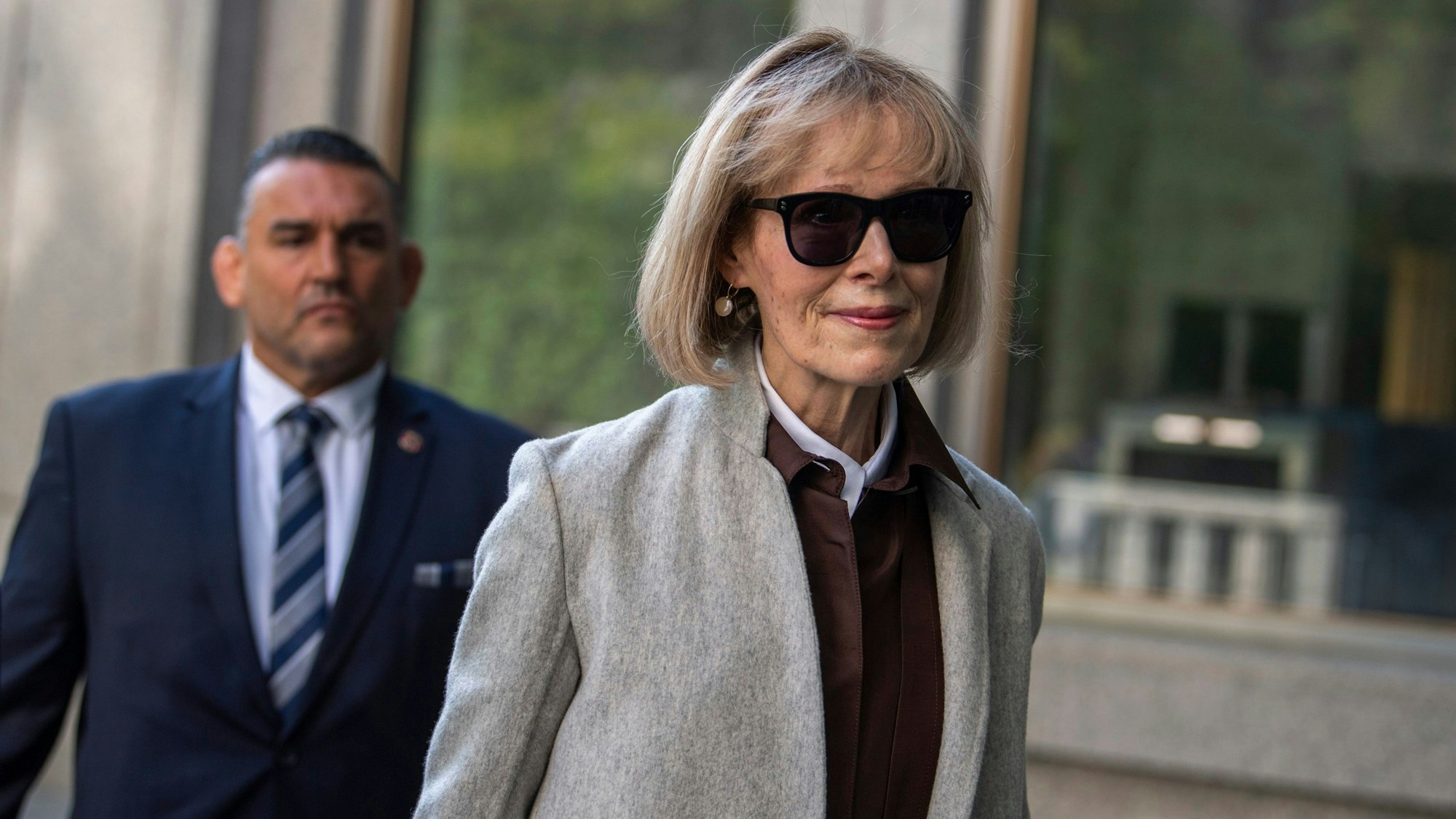 E. Jean Carroll gewann vor Gericht gegen Trump. Er wurde wegen sexuellen Missbauchs verurteilt. Sie hatte ihm vorgeworfen, sie vergewaltigt zu haben.