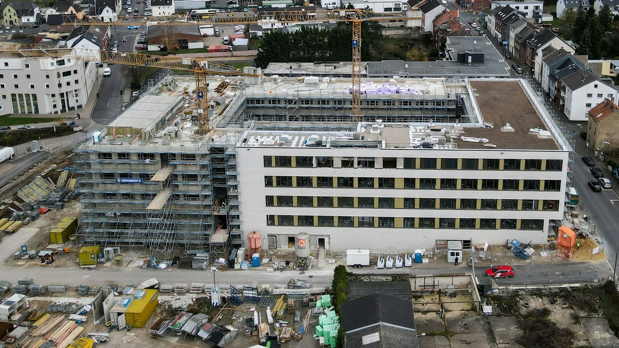 Ein Luftbild zeigt die Baustelle, aus der zwei Kräne herausragen.