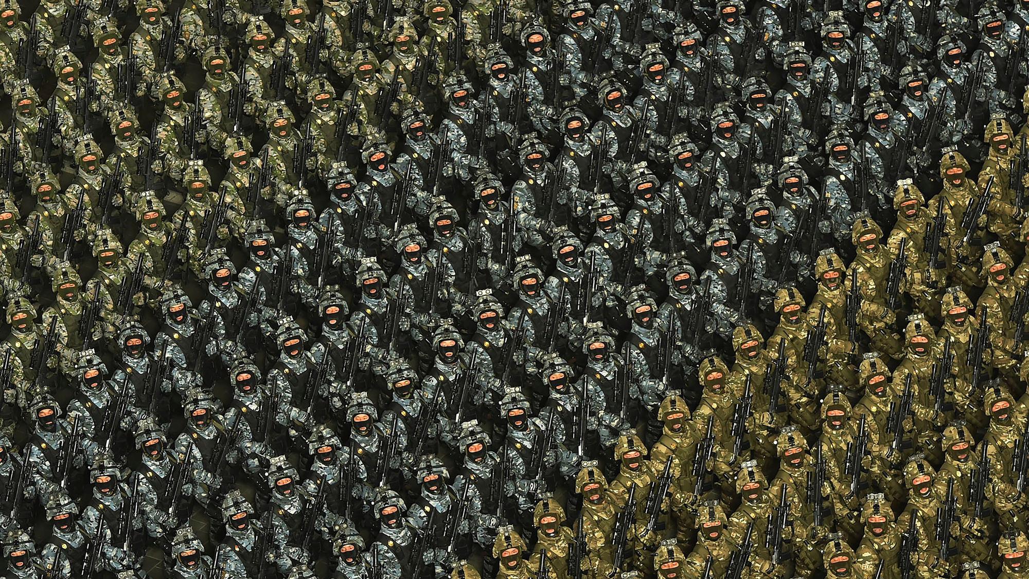 Marschierende Soldaten während einer Militärparade.