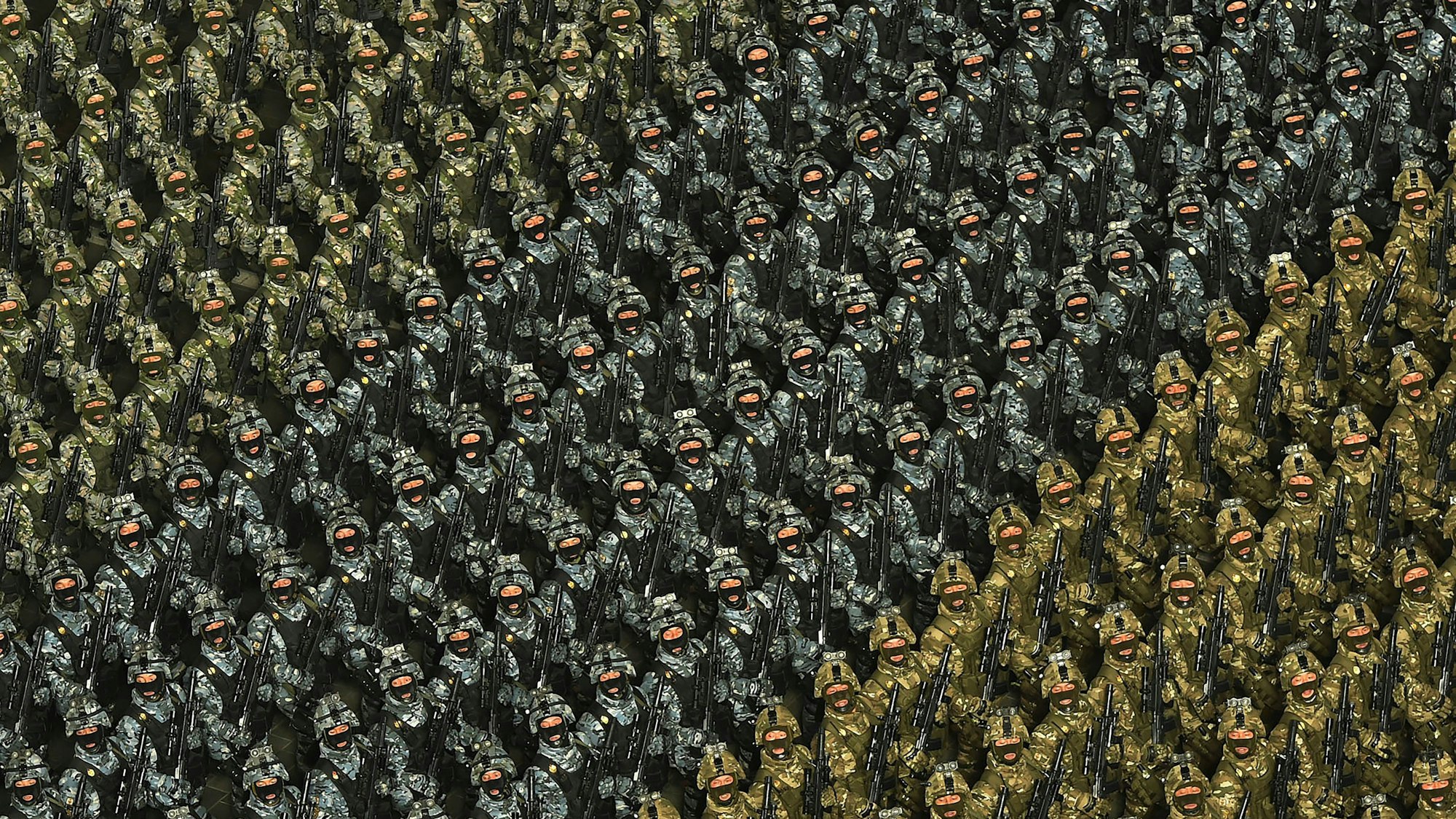 Marschierende Soldaten während einer Militärparade.