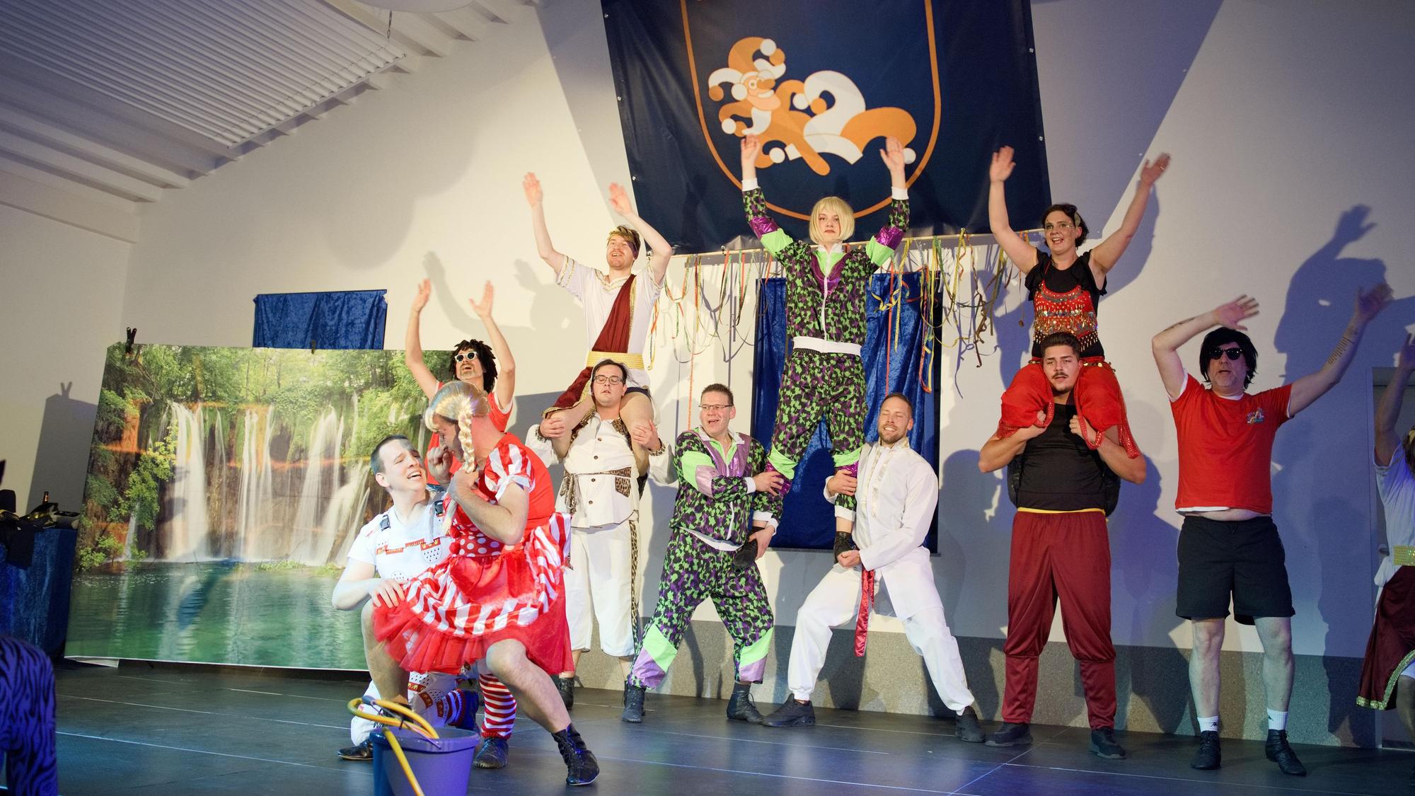 Tänzer des Männerballetts Kalkar auf der Karnevalssitzung der IGK Kalkar im Dorfsaal von Roitzheim.