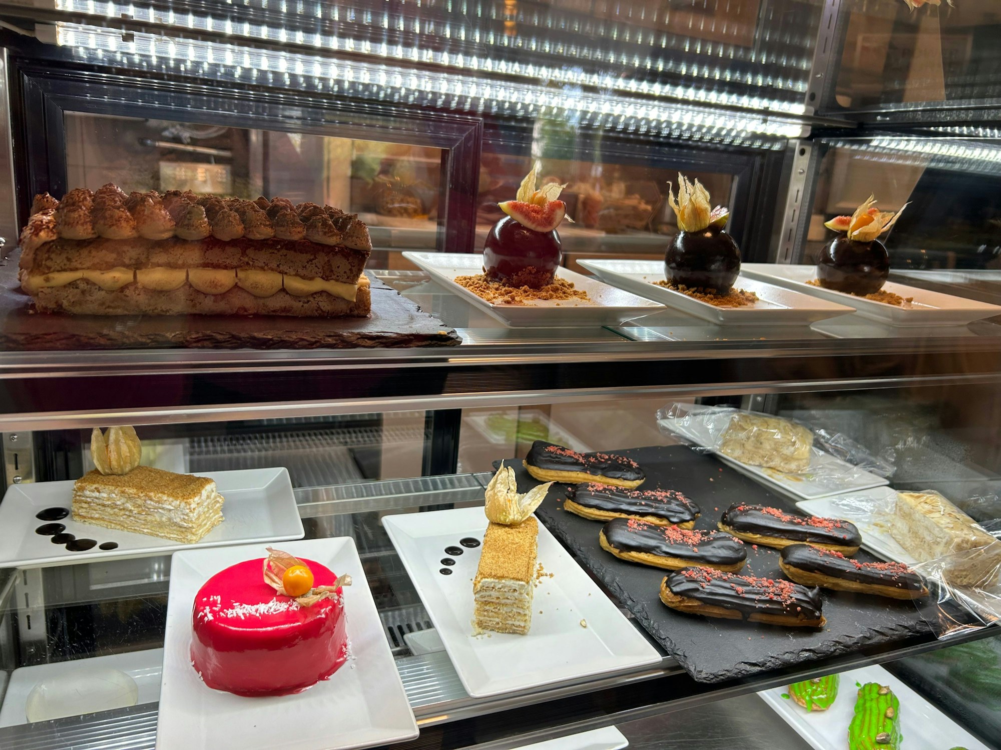 Höhepunkt im Café sind die Leckereien der Konditorin.