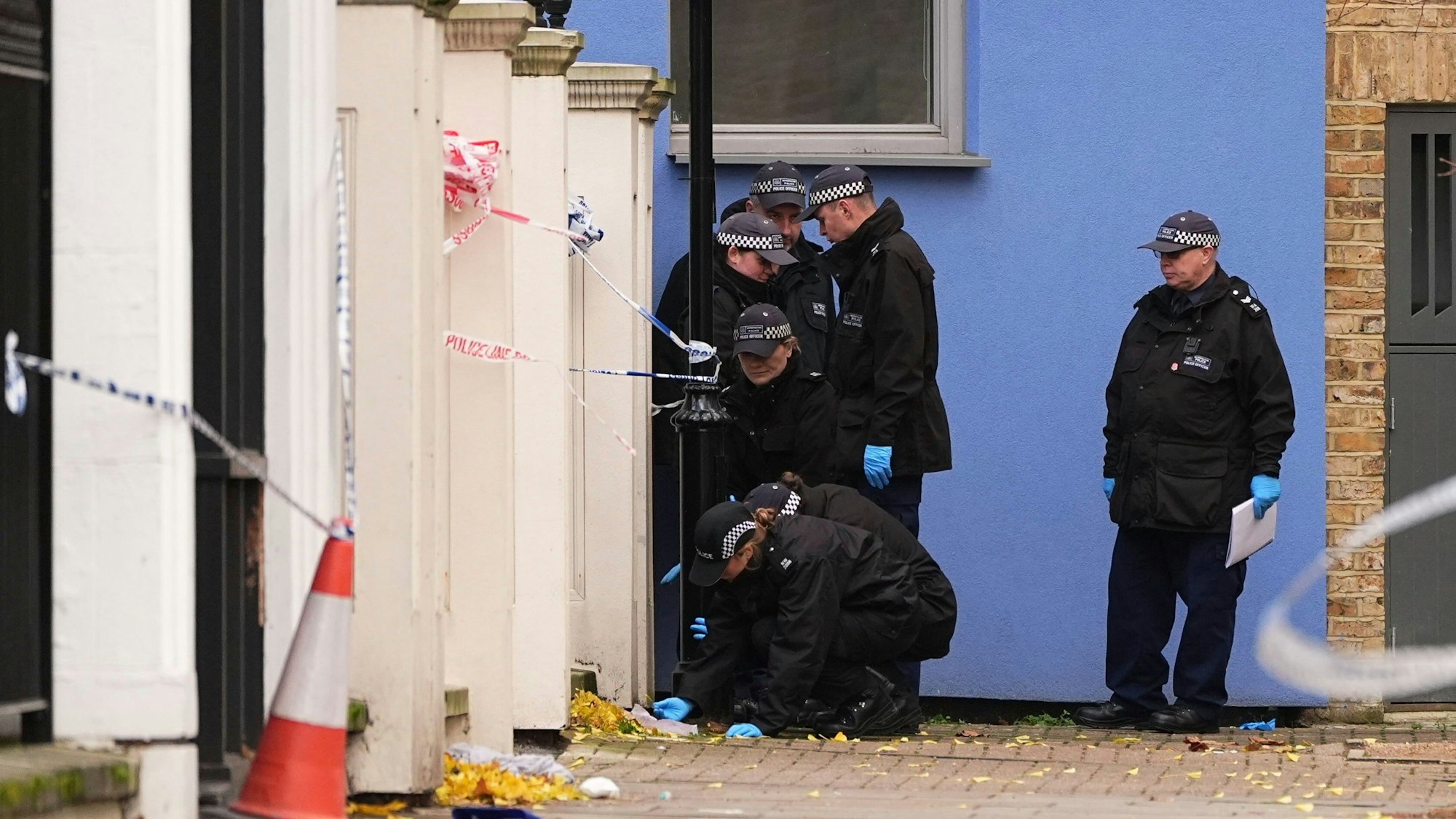 Polizeibeamte am Tatort in der Southern Grove in Ladbroke Grove, nachdem ein Mann und ein achtjähriges Mädchen bei einem Vorfall im Westen Londons verletzt wurden.