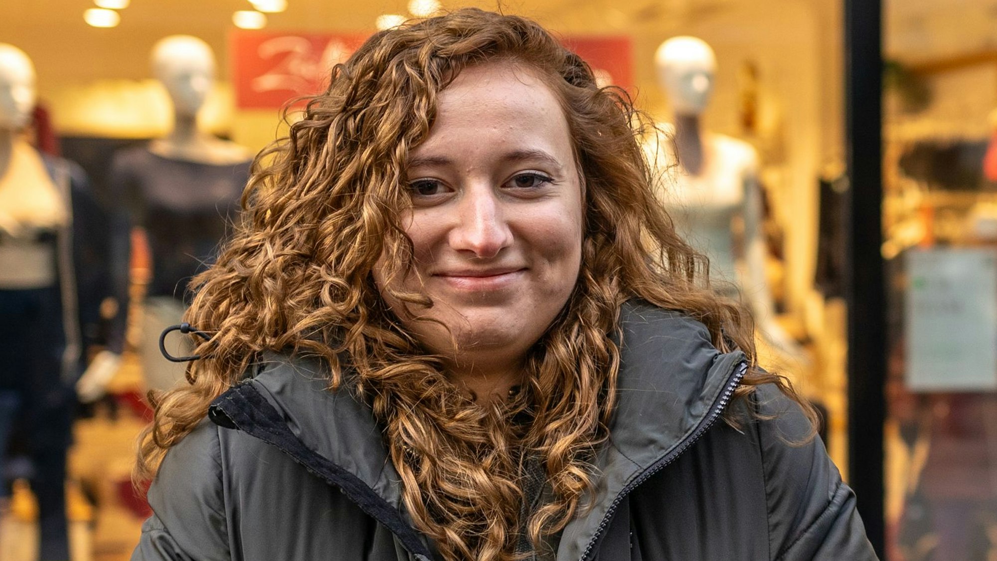 Paula (24), technische Systemplanerin aus Leverkusen, schaut nicht auf die Aktionstage.