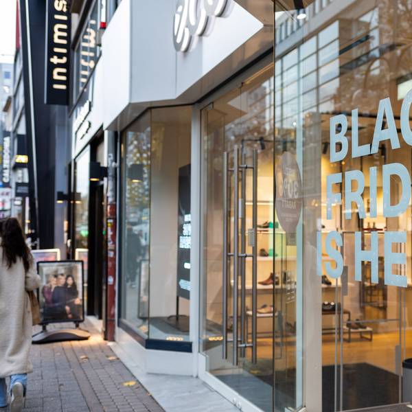 Ein Schaufenster mit Werbung für den Black Friday