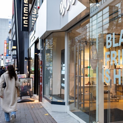 Ein Schaufenster mit Werbung für den Black Friday