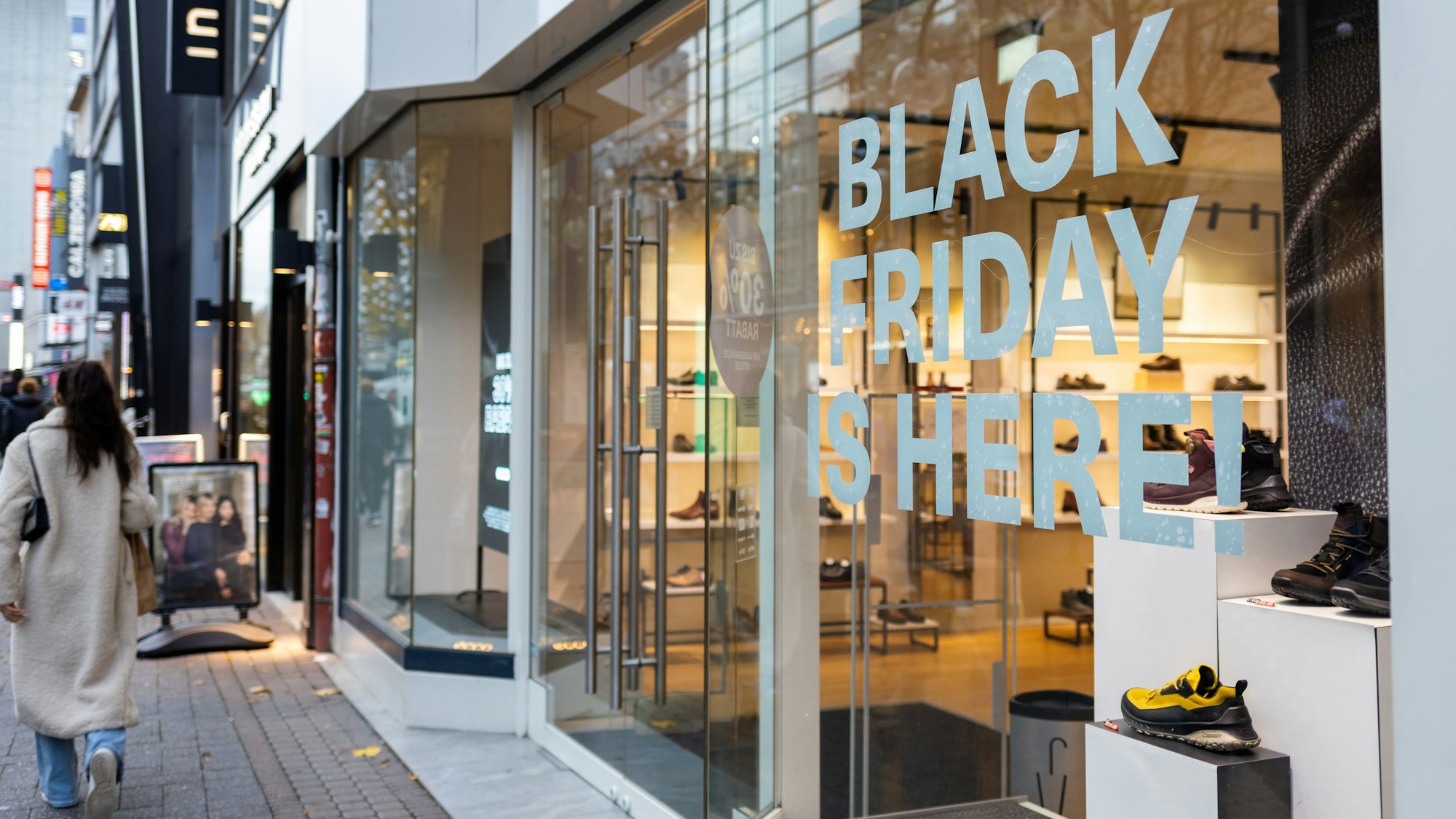 Ein Schaufenster mit Werbung für den Black Friday