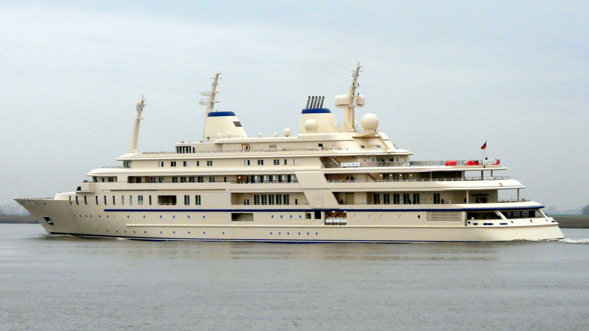 Die auf der Lürssen-Werft in Bremen für den Sultan von Oman gebaute Megayacht Al Said, liegt während einer Probefahrt im November 2007 auf der Weser.