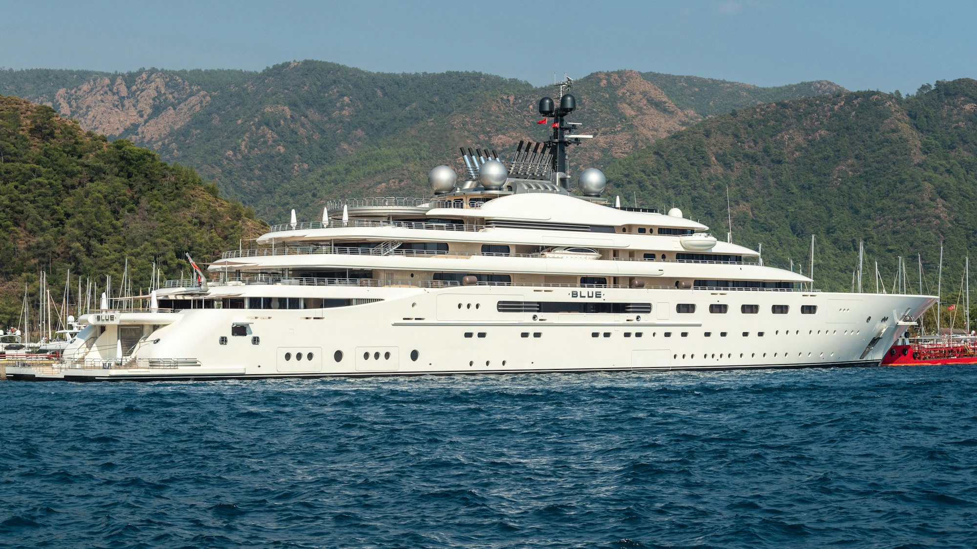 Die Blue liegt in der Türkei an einem Hafen.