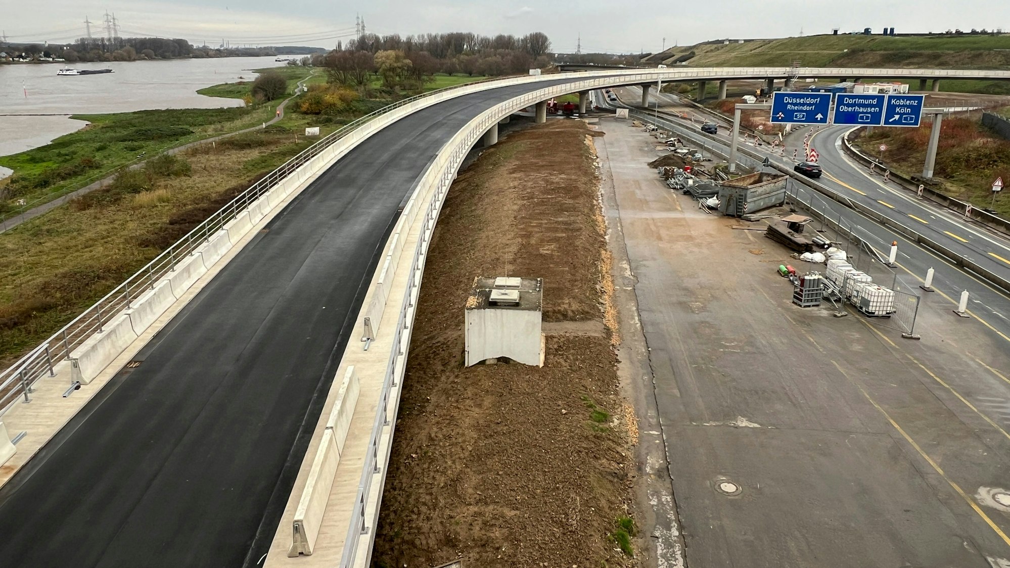Die Brücke mit dem neuen schwarzen Asphalt im Kreuz Leverkusen-West, auf der man von der A1 zur Rheinallee ausfahren kann, ist so gut wie fertig. Foto: Ralf Krieger