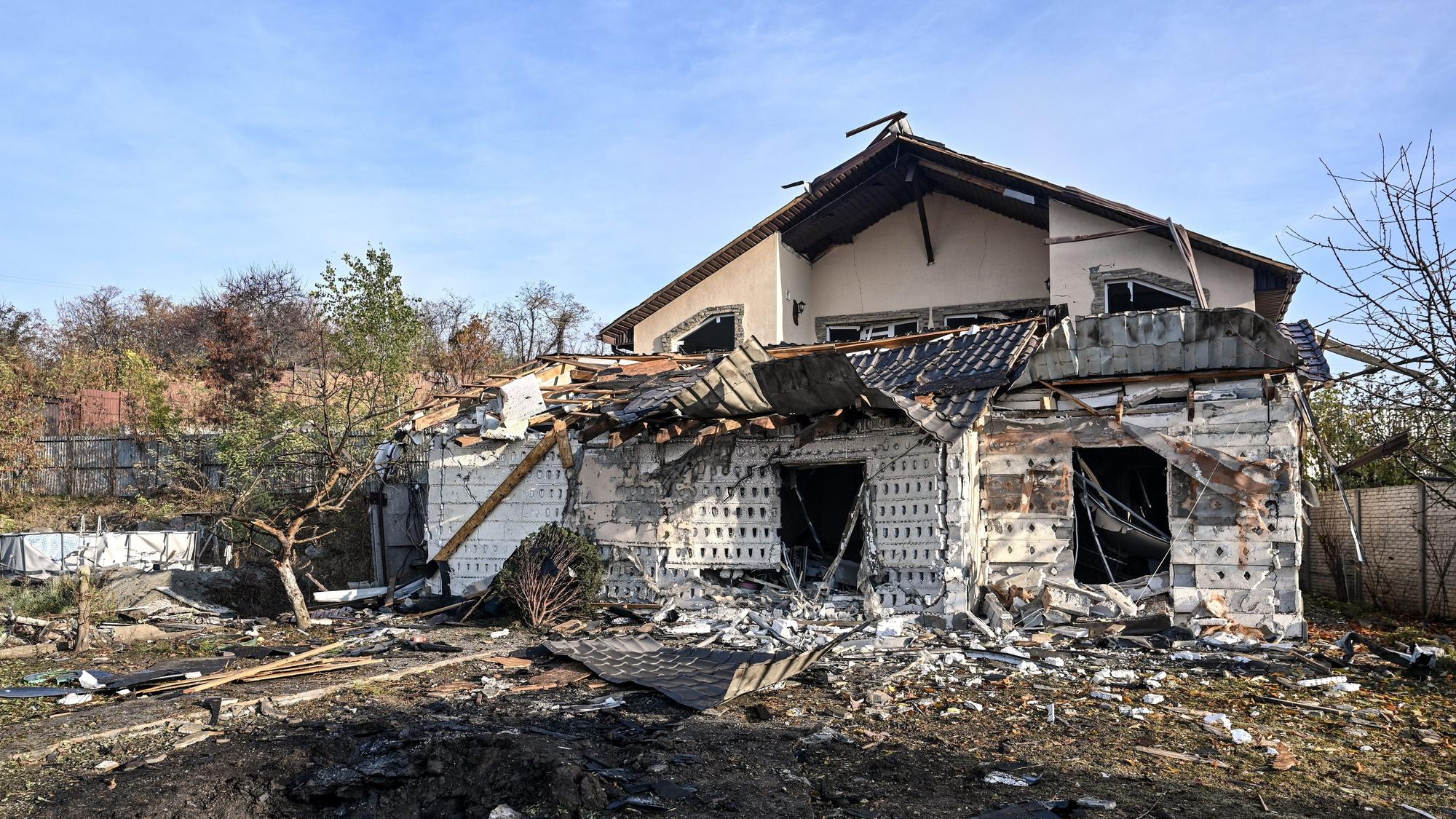 Ein beschädigtes Haus in der Ukraine.