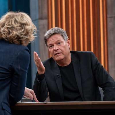 25.11.2024: Robert Habeck (r.) bei Caren Miosga in der ARD