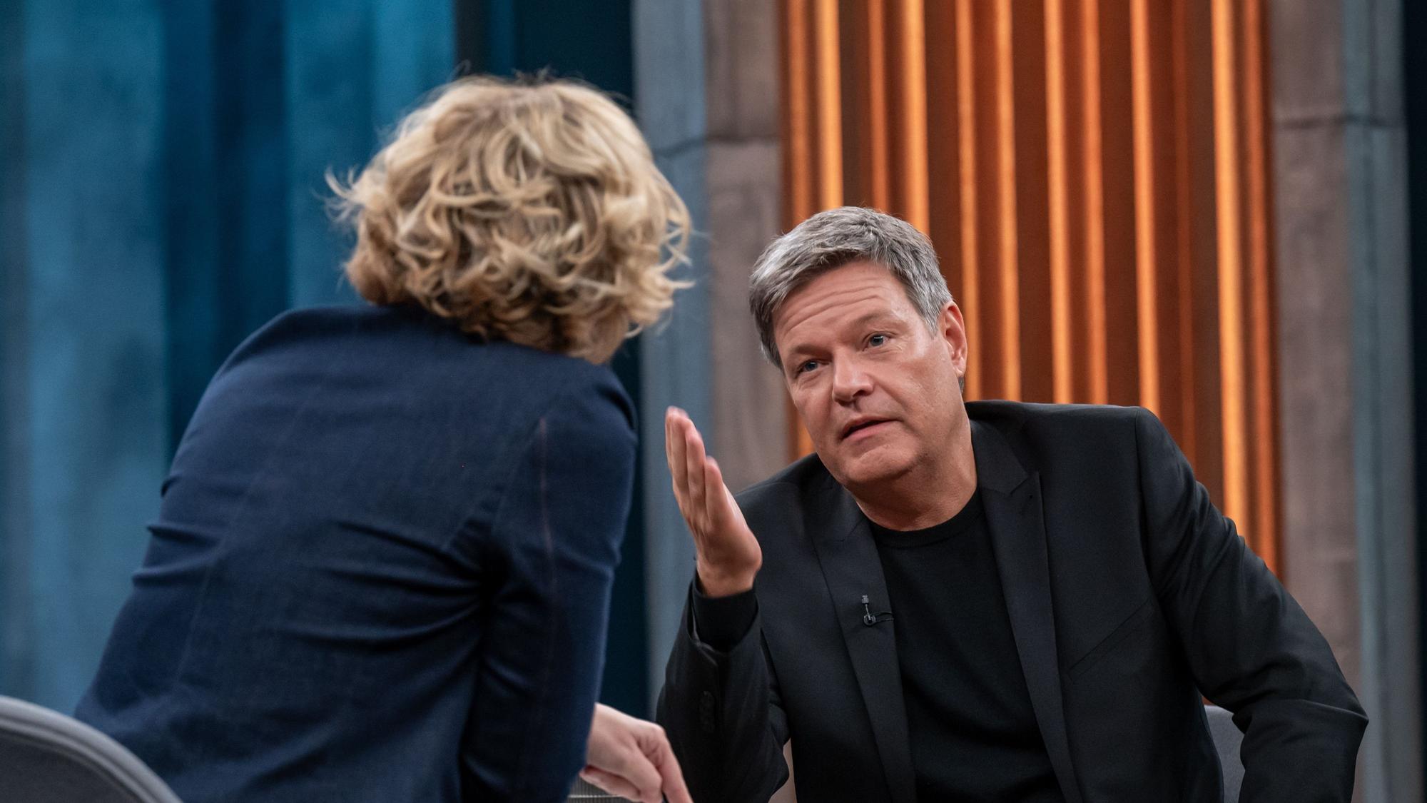 25.11.2024: Robert Habeck (r.) bei Caren Miosga in der ARD