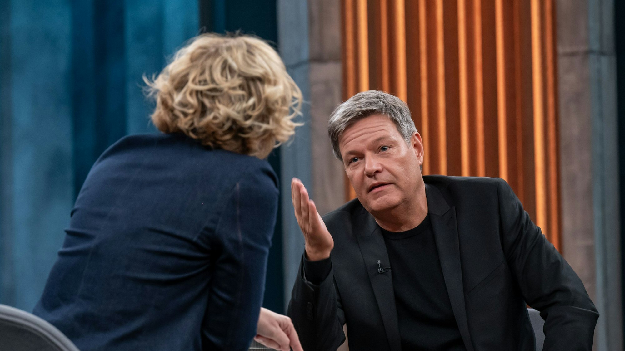 25.11.2024: Robert Habeck (r.) bei Caren Miosga in der ARD