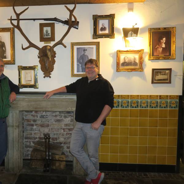Voll im Reinen mit sich und der Tradition: Michael Schmitz und Lutz Nagrotzki (v. l.) müssen vor der Neueröffnung nur hier und da Hand anlegen.