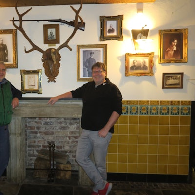 Voll im Reinen mit sich und der Tradition: Michael Schmitz und Lutz Nagrotzki (v. l.) müssen vor der Neueröffnung nur hier und da Hand anlegen.