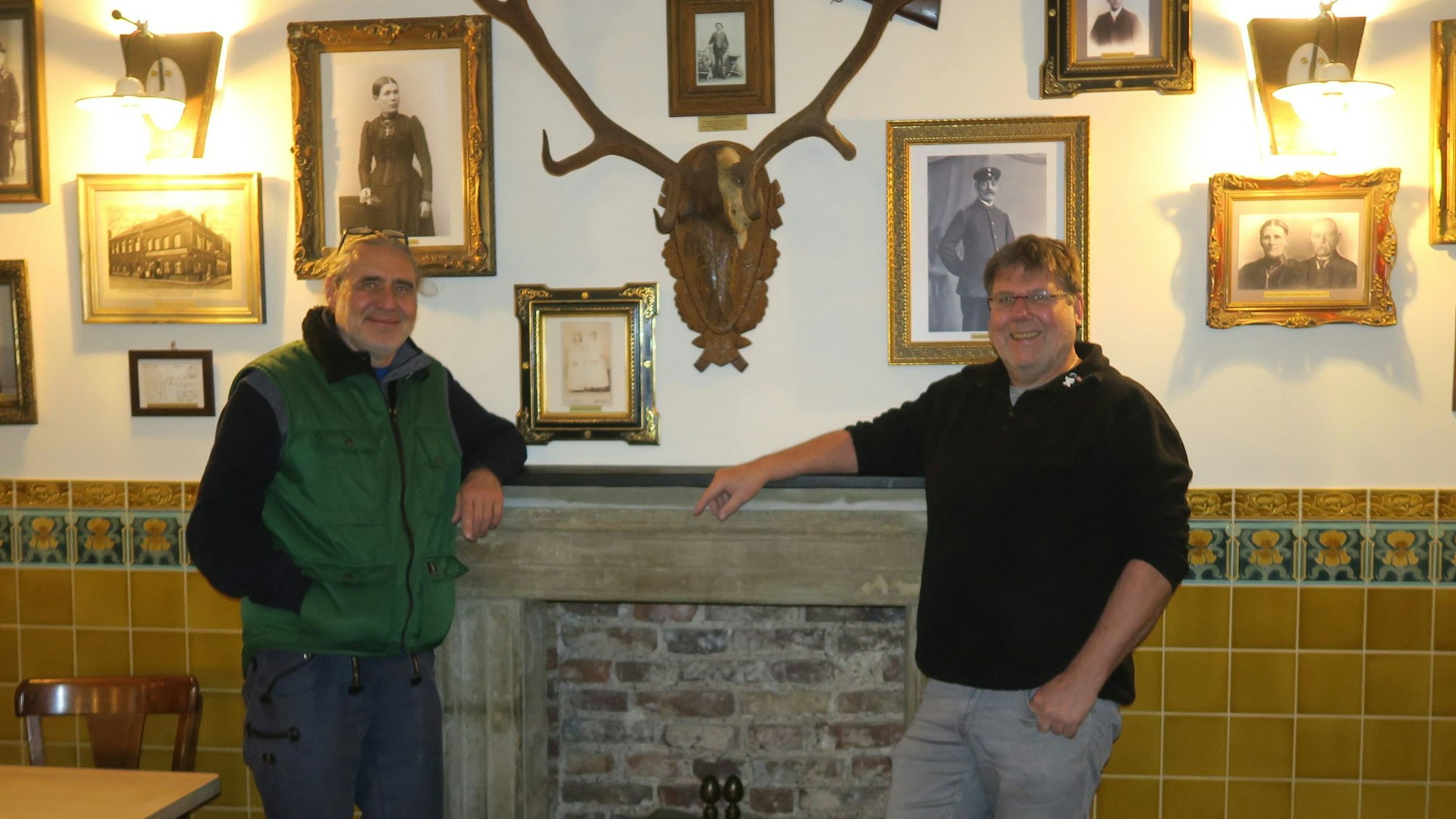 Voll im Reinen mit sich und der Tradition: Michael Schmitz und Lutz Nagrotzki (v. l.) müssen vor der Neueröffnung nur hier und da Hand anlegen.