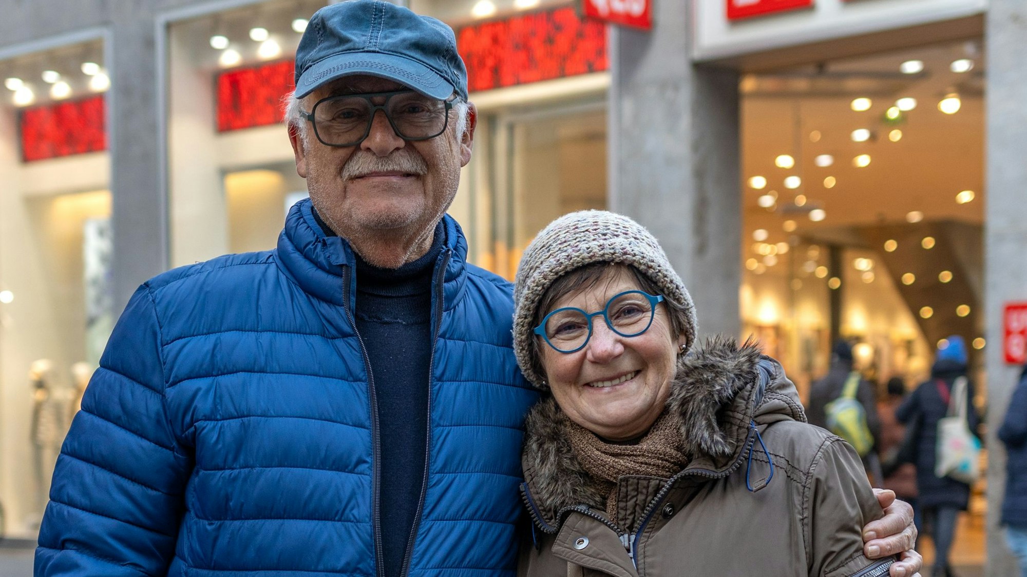 Elisabeth (70) und Heinz Mugrauer (70) aus Köln-Sülz brauchen eigentlich nichts, kaufen aber trotzdem, wenn die Angebote entsprechend gut sind.