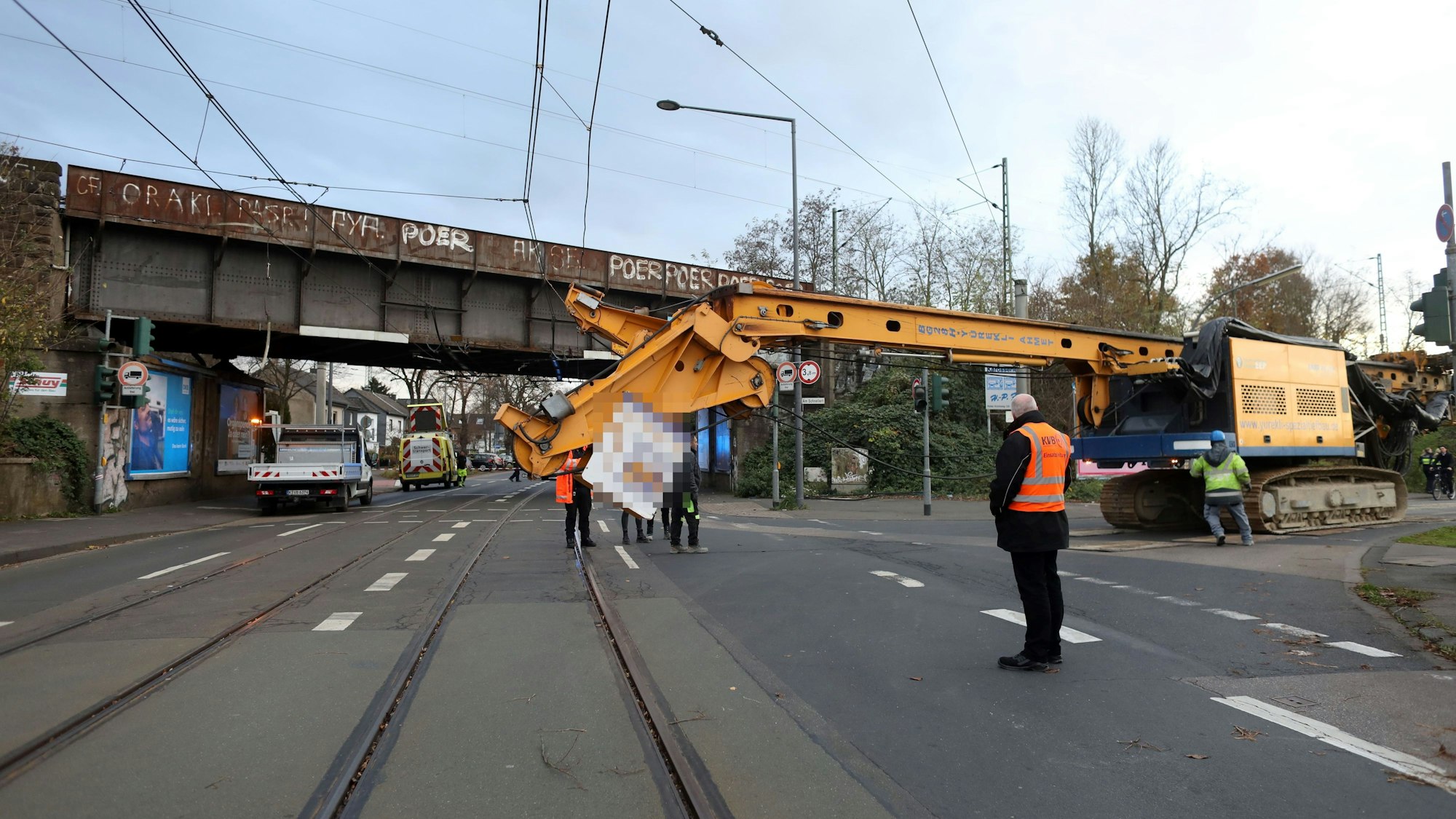 Ein Schwertransport hat am Montag (25. November 2024) die Oberleitung auf der Siegburger Straße in Köln-Deutz abgerissen.