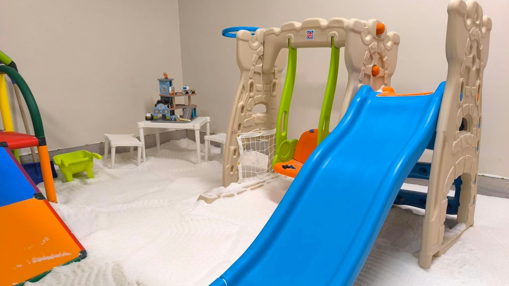 Einblick in den Salzraum des Babybeach Leverkusen. Eine Rutsche ist im Vordergrund zu sehen.