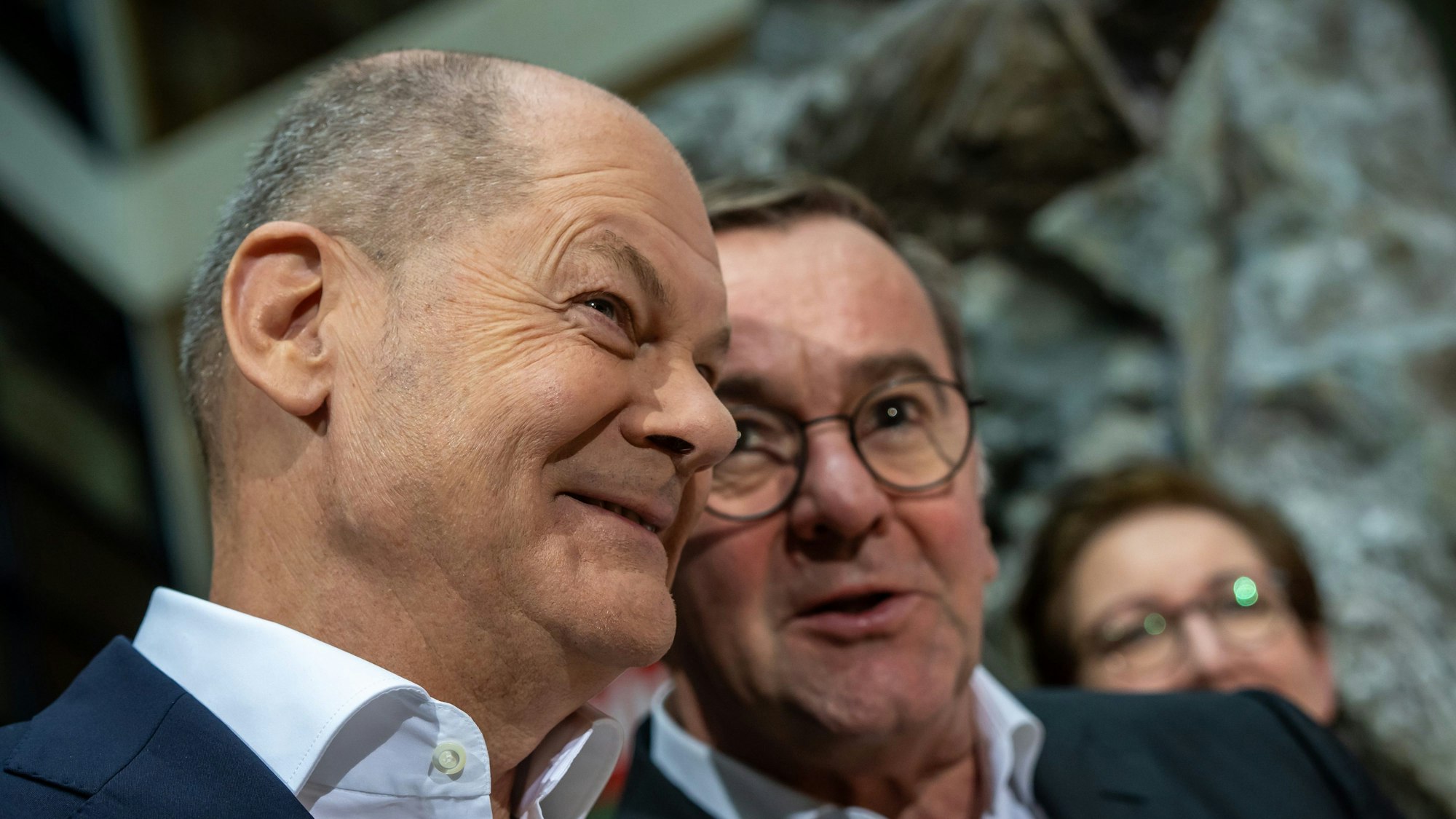Bundeskanzler Olaf Scholz (SPD, l) steht neben Boris Pistorius (SPD), Bundesminister der Verteidigung, bei einer Pressekonferenz im Willy-Brandt-Haus.