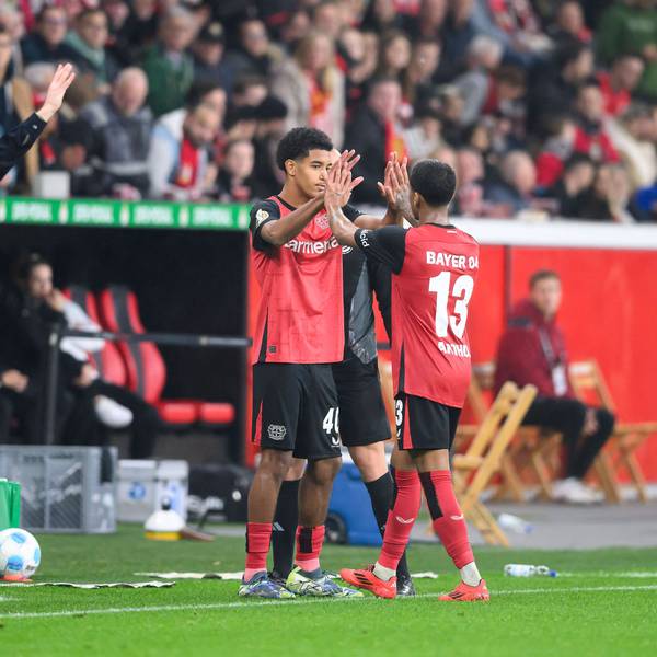 Arthur klatscht sich mit Talent Francis Onyeka ab