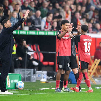 Arthur klatscht sich mit Talent Francis Onyeka ab