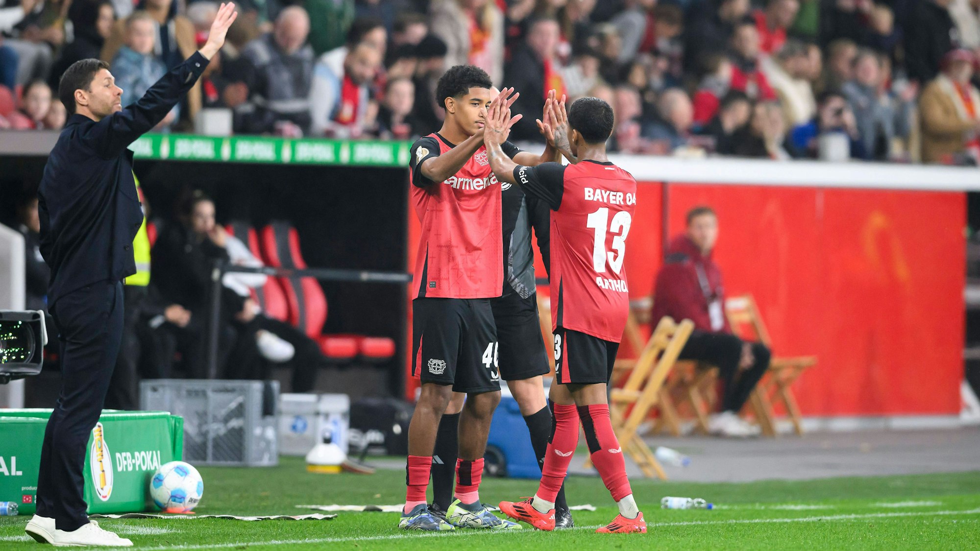 Arthur klatscht sich mit Talent Francis Onyeka ab