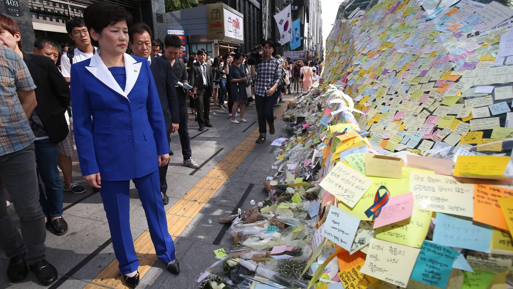 Durch Notizzettel zeigten Menschen ihre Solidarität mit einer Studentin, die in Seoul von einem Mann ermordet wurde, weil er sich von Frauen „ignoriert“ gefühlt hatte. Ministerin Kang Eun-hee (l.) besuchte das Mahnmahl.
