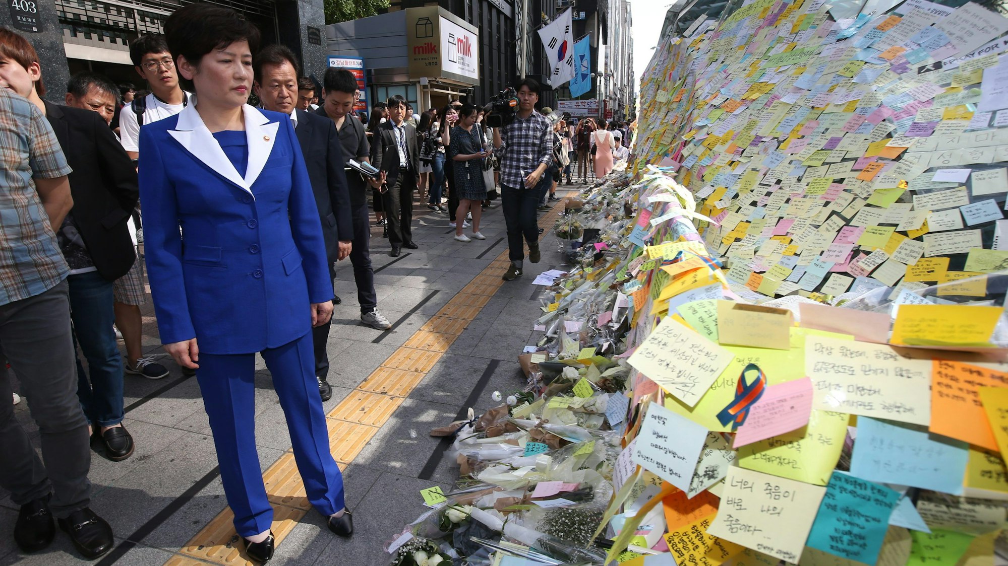 Durch Notizzettel zeigten Menschen ihre Solidarität mit einer Studentin, die in Seoul von einem Mann ermordet wurde, weil er sich von Frauen „ignoriert“ gefühlt hatte. Ministerin Kang Eun-hee (l.) besuchte das Mahnmahl.