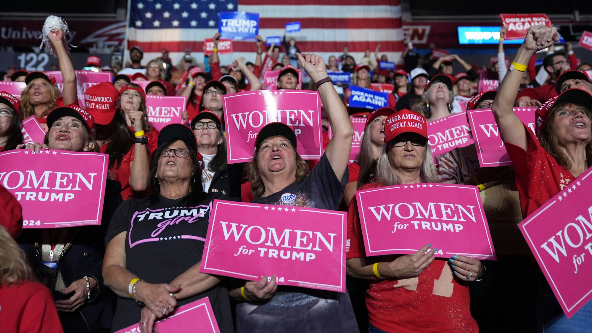 Anhängerinnen von Trump jubeln ihm bei einer Wahlkampfveranstaltung zu.