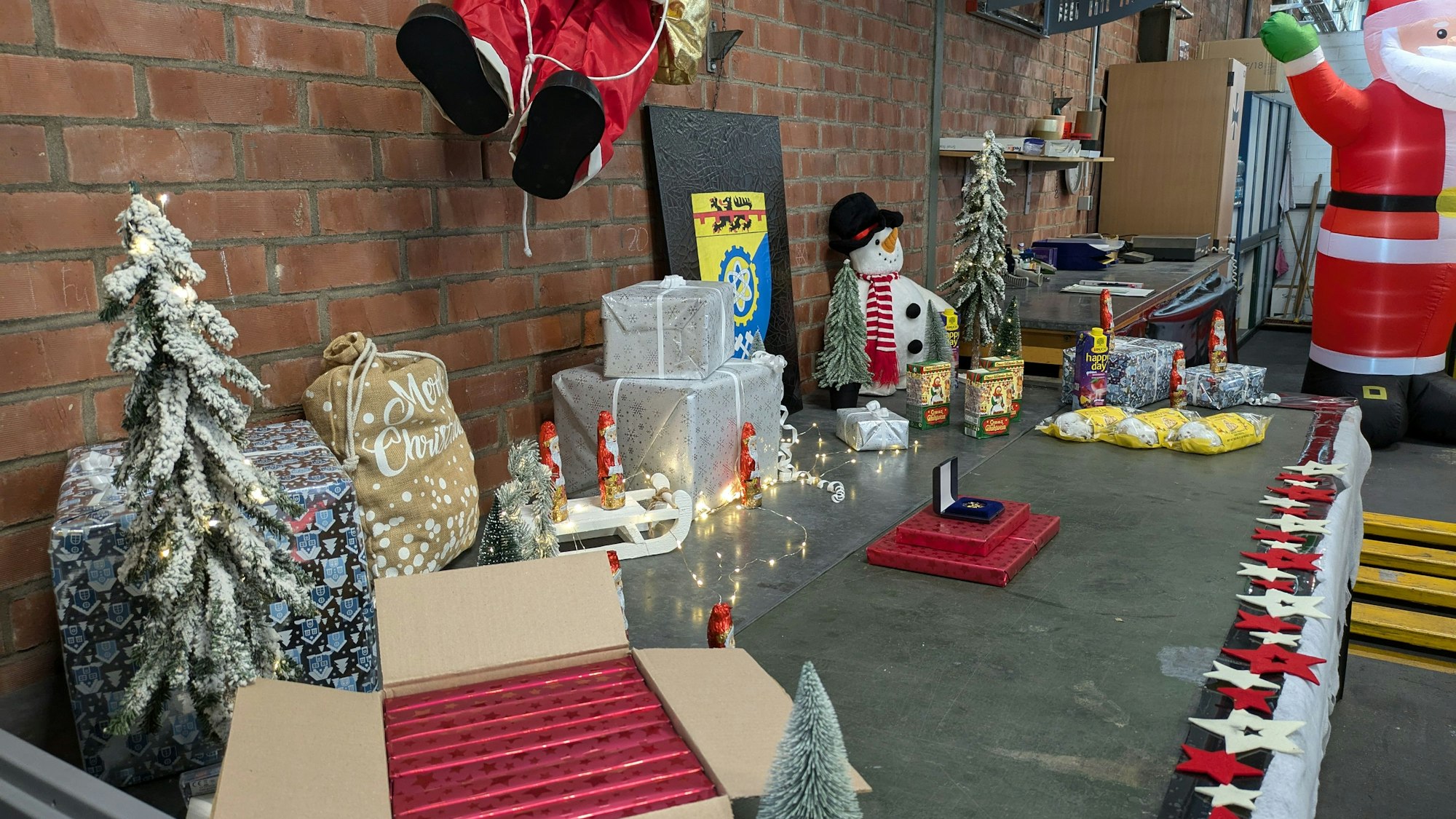 Auf einem Tisch ist der Inhalt der Pakete aufgestellt.