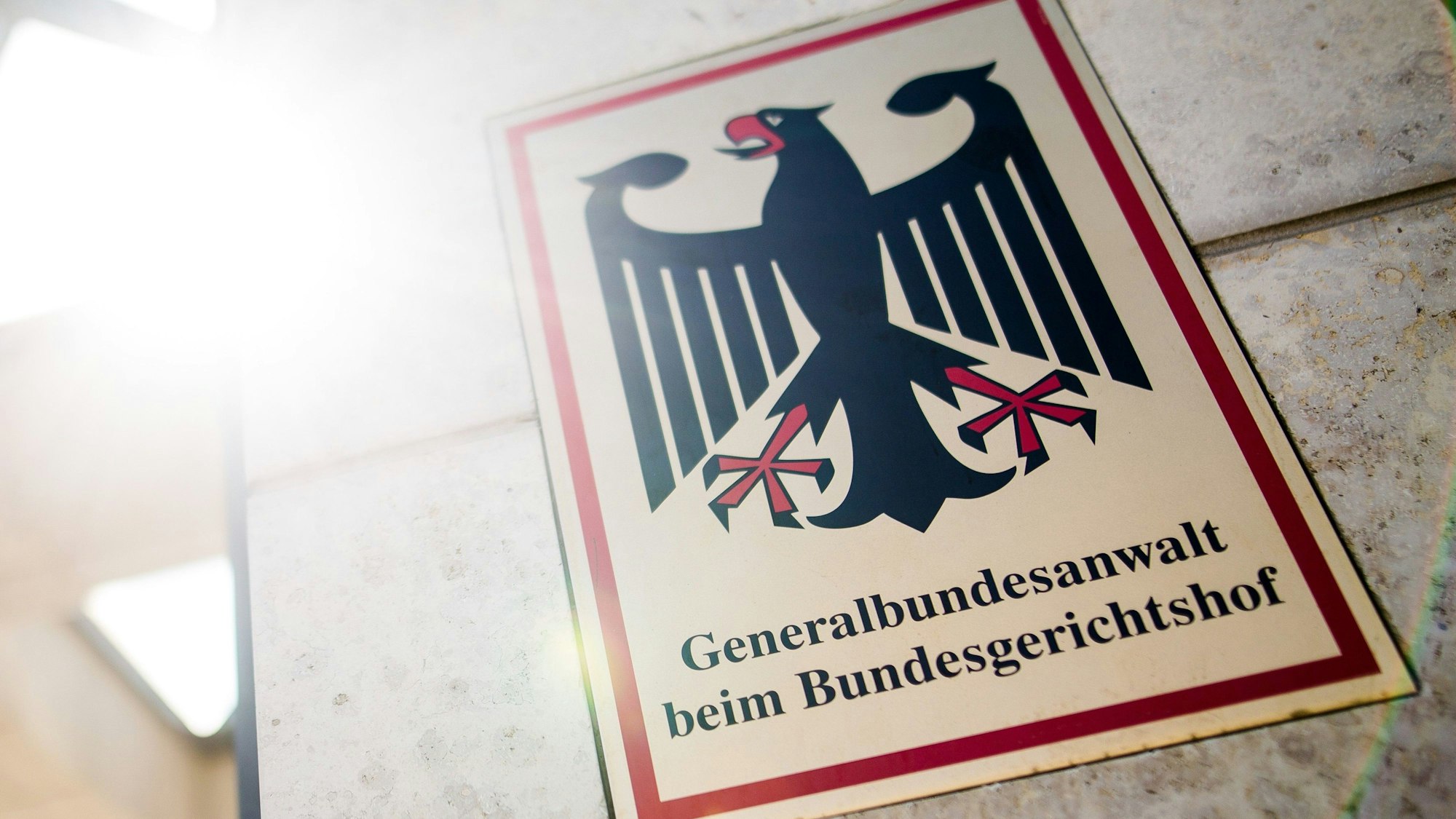 „Generalbundesanwalt beim Bundesgerichtshof“ steht auf einem Schild am Eingang zum Gebäude der Bundesanwaltschaft.